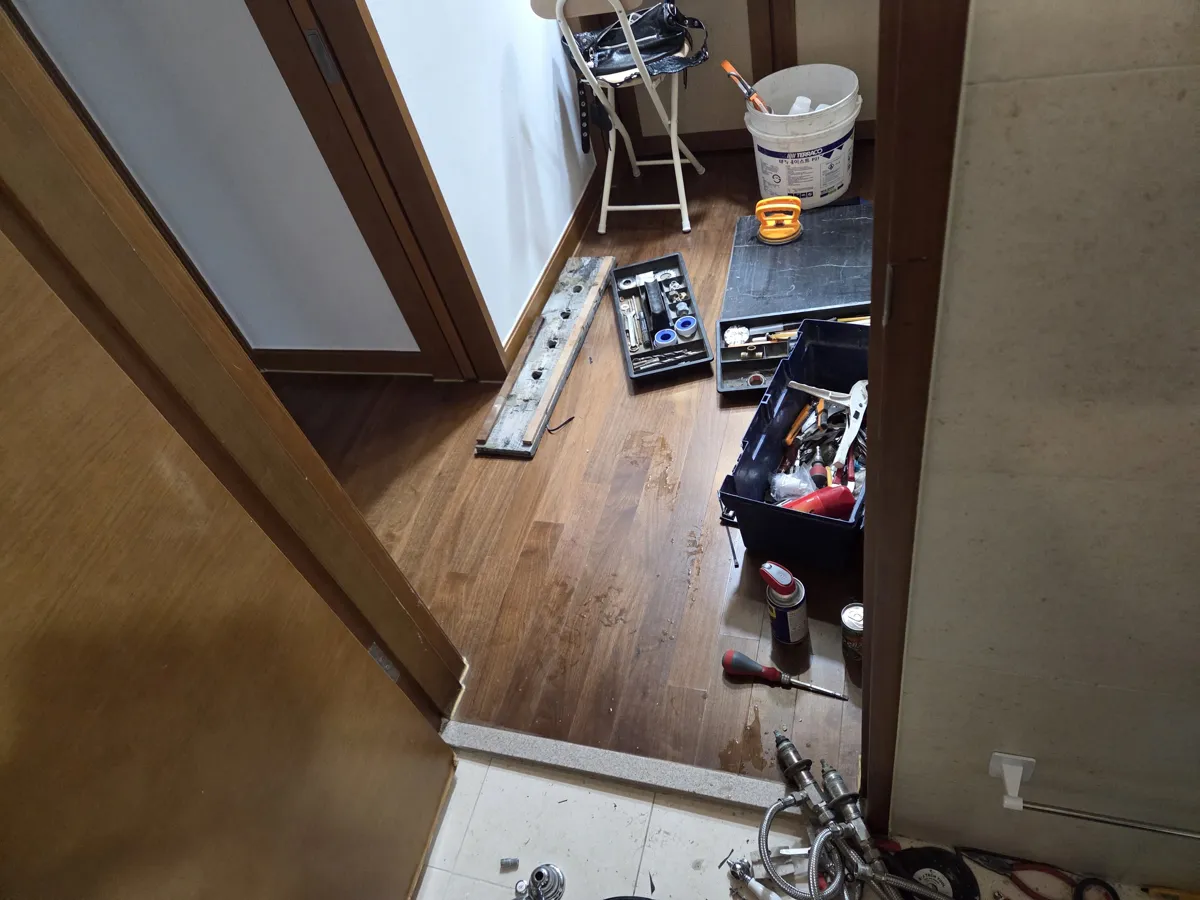 대전 월풀욕조를 일반욕조로 교체 진행 중 모습